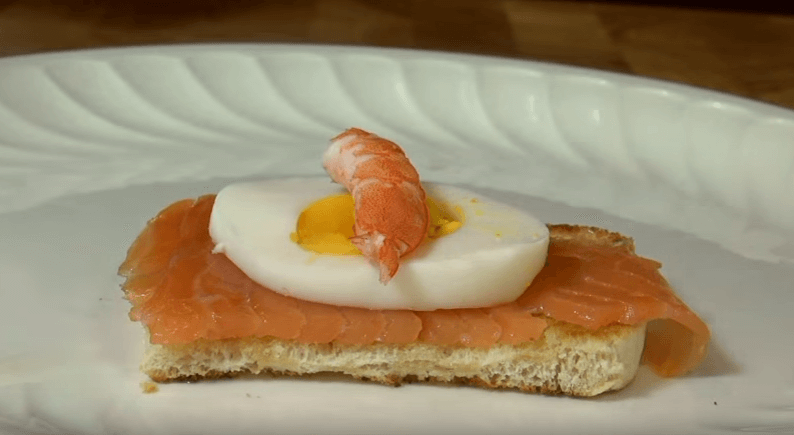 Pincho de salmón ahumado con huevo cocido y langostinos